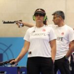 Yusuf Dikec, da Turquia, compete na disputa pela medalha de ouro por equipes mistas de tiro com pistola de ar 10m no quarto dia dos Jogos Olímpicos de Paris 2024