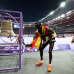 O medalhista de ouro Joshua Cheptegei toca a campainha nas Olimpíadas de Paris 2024