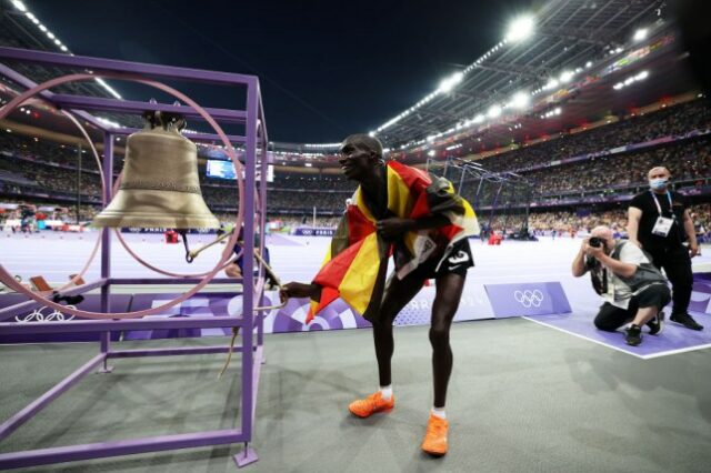 O medalhista de ouro Joshua Cheptegei toca a campainha nas Olimpíadas de Paris 2024