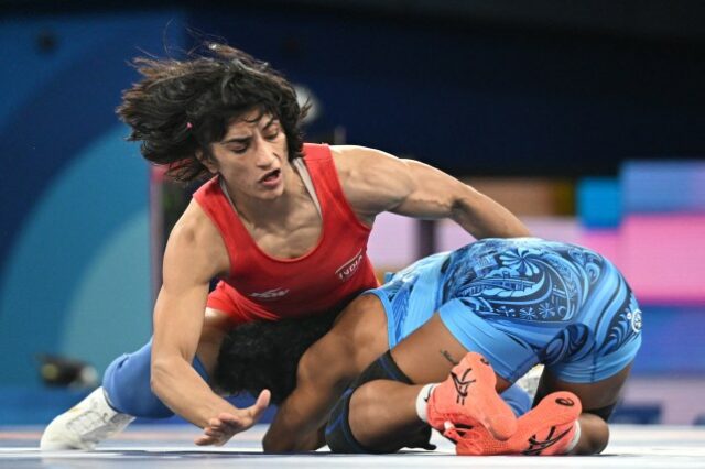 A indiana Vinesh Vinesh (vermelha) luta contra a cubana Yusneylis Guzman Lopez (azul) na semifinal da luta livre feminina até 50 kg na Arena Champ-de-Mars durante os Jogos Olímpicos de Paris 2024, em Paris, em 6 de agosto de 2024.