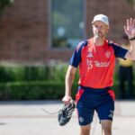 O técnico Erik ten Hag, do Manchester United, chega antes de uma sessão de treinamento do time principal no campus da UCLA em 2 de agosto de 2024