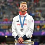 O britânico Josh Kerr comemora no pódio após a final dos 1.500 m nas Olimpíadas de Paris