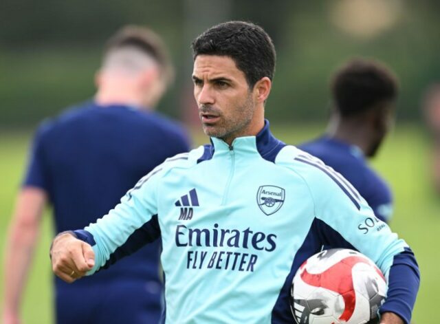 O técnico do Arsenal, Mikel Arteta, durante uma sessão de treinamento no Sobha Realty Training Center 