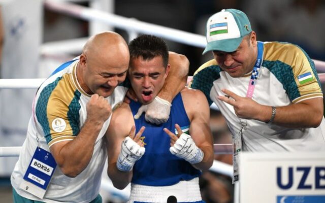 ; Hasanboy Dusmatov, do time do Uzbequistão, comemora após ser declarado vitorioso sobre Billal Bennama, do time da França, conquistando o ouro na final masculina até 51kg