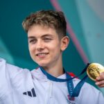 Toby Roberts, da Grã-Bretanha, comemora com sua medalha de ouro durante a final masculina de Boulder & Lead