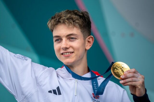 Toby Roberts, da Grã-Bretanha, comemora com sua medalha de ouro durante a final masculina de Boulder & Lead 