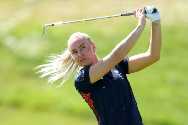 Charley Hull, da equipe da Grã-Bretanha, dá sua segunda tacada no quinto buraco durante uma rodada de treino antes do Stroke Play Individual Feminino no décimo primeiro dia dos Jogos Olímpicos de Paris 2024 