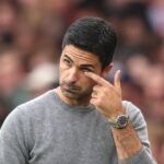 Mikel Arteta observa o amistoso de pré-temporada entre Arsenal e Bayer 04 Leverkusen