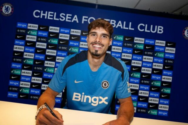 Chelsea contratou o atacante português Pedro Neto do Wolves