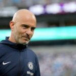 O técnico Enzo Maresca, do Chelsea, observa durante um amistoso de pré-temporada contra o Real Madrid no Bank of America Stadium