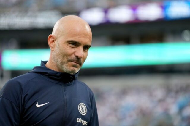 O técnico Enzo Maresca, do Chelsea, observa durante um amistoso de pré-temporada contra o Real Madrid no Bank of America Stadium