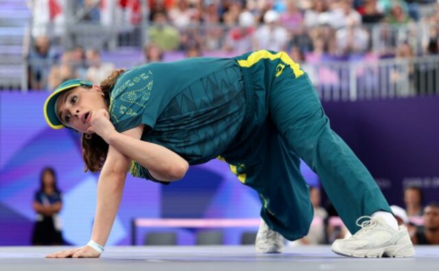 Raygun da equipe australiana compete durante o B-Girls Round Robin - Grupo B no décimo quarto dia dos Jogos Olímpicos de Paris 2024 