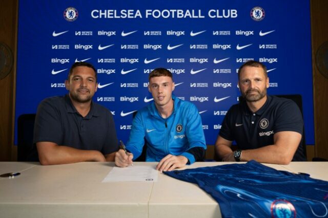 Cole Palmer fotografou assinando seu novo contrato com o Chelsea ao lado de Laurence Stewart e Paul Winstanley