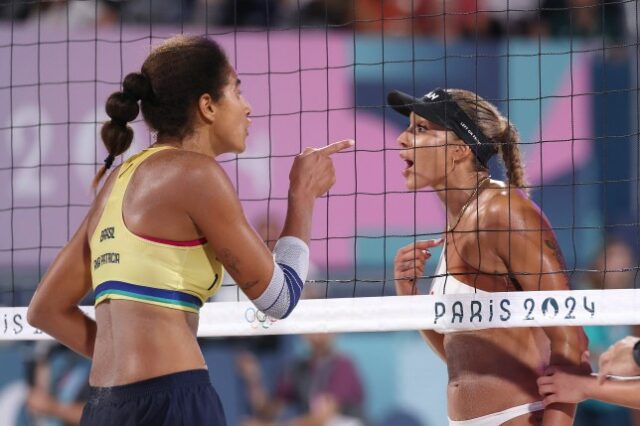 Ana Patricia, do Time Brasil, e Brandie Wilkerson, do Time Canadá, discutem na rede durante partida pela medalha de ouro feminina em Paris 2024