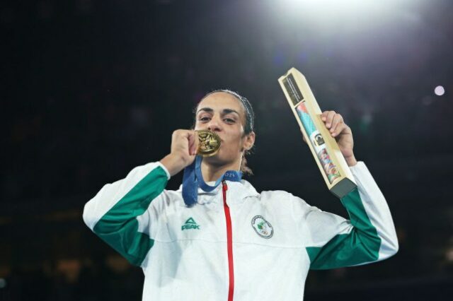 A medalhista de ouro Imane Khelif, da equipe da Argélia, beija sua medalha durante a cerimônia de medalha do boxe feminino até 66kg, após a final do boxe feminino até 66kg, no décimo quarto dia dos Jogos Olímpicos de Paris 2024 