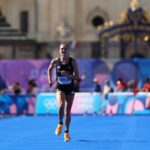 Rose Harvey, da equipe da Grã-Bretanha, compete durante a Maratona Feminina de Paris 2024