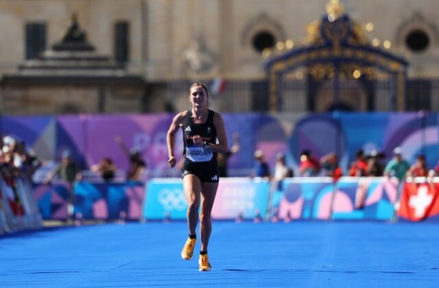     Rose Harvey, da equipe da Grã-Bretanha, compete durante a Maratona Feminina de Paris 2024