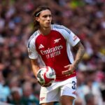 O zagueiro do Arsenal, Riccardo Calafiori, espera jogar contra o Aston Villa