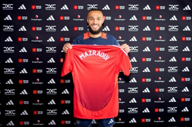     Noussair Mazraoui, do Manchester United, posa após assinar pelo clube no Carrington Training Ground em 13 de agosto de 2024 em Manchester, Inglaterra.