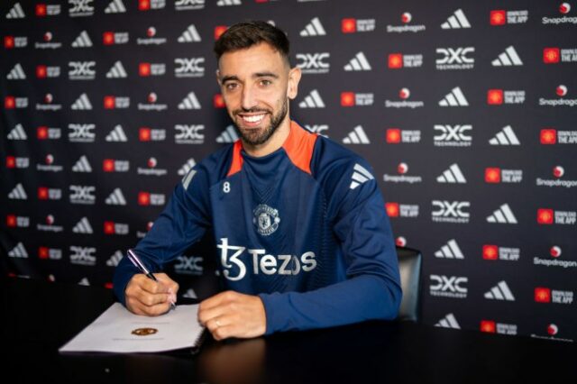 Bruno Fernandes assina extensão de contrato com o Manchester United