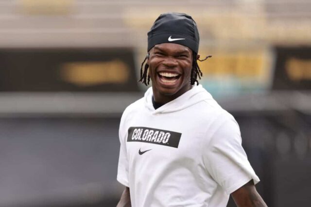 BOULDER, COLORADO - 29 DE AGOSTO: Travis Hunter # 12 do Colorado Buffaloes reage durante o aquecimento antes do jogo contra o North Dakota State Bison no Folsom Field em 29 de agosto de 2024 em Boulder, Colorado.