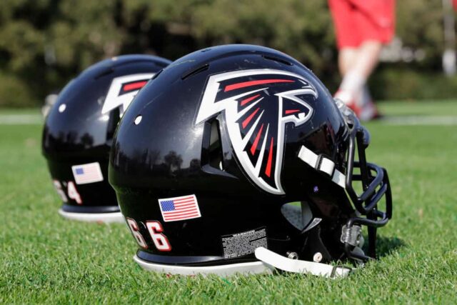 Capacetes do Atlanta Falcons em campo durante o treino do Super Bowl LI em 2 de fevereiro de 2017 em Houston, Texas.