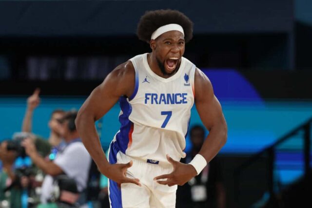 PARIS, FRANÇA - 06 DE AGOSTO: Guerschon Yabusele # 7 da equipe da França reage durante um jogo de quartas de final de basquete masculino entre a equipe do Canadá e a equipe da França no décimo primeiro dia dos Jogos Olímpicos Paris 2024 na Bercy Arena em 6 de agosto de 2024 em Paris, França.