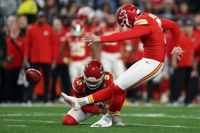 LAS VEGAS, NEVADA - 11 DE FEVEREIRO: Harrison Butker nº 7 do Kansas City Chiefs chuta um field goal de 24 jardas no quarto período contra o San Francisco 49ers durante o Super Bowl LVIII no Allegiant Stadium em 11 de fevereiro de 2024 em Las Vegas, Nevada.