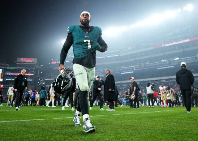 FILADÉLFIA, PENSILVÂNIA - 03 DE DEZEMBRO: Haason Reddick nº 7 do Philadelphia Eagles sai de campo após uma derrota para o San Francisco 49ers no Lincoln Financial Field em 03 de dezembro de 2023 na Filadélfia, Pensilvânia.