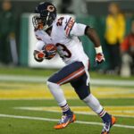 Devin Hester #23 do Chicago Bears acerta um punt contra o Green Bay Packers no Lambeau Field em 4 de novembro de 2013 em Green Bay, Wisconsin.  Os Bears derrotaram os Packers por 27-20.