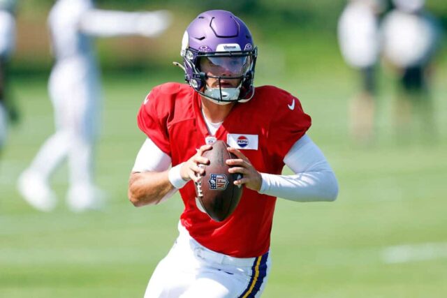 EAGAN, MINNESOTA - 02 DE AGOSTO: JJ McCarthy # 9 do Minnesota Vikings participa de um exercício durante o campo de treinamento em 02 de agosto de 2024 em Eagan, Minnesota. 