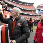 CLEVELAND, OH - 24 DE DEZEMBRO: O proprietário Jimmy Haslam dá autógrafos antes do jogo com sua esposa Dee Haslam no FirstEnergy Stadium em 24 de dezembro de 2016 em Cleveland, Ohio.