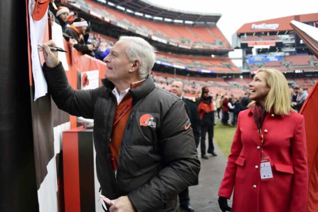 CLEVELAND, OH - 24 DE DEZEMBRO: O proprietário Jimmy Haslam dá autógrafos antes do jogo com sua esposa Dee Haslam no FirstEnergy Stadium em 24 de dezembro de 2016 em Cleveland, Ohio. 