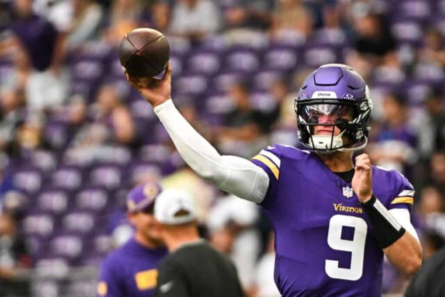 MINNEAPOLIS, MINNESOTA - 10 DE AGOSTO: JJ McCarthy # 9 do Minnesota Vikings se aquece antes do jogo de pré-temporada contra o Las Vegas Raiders no US Bank Stadium em 10 de agosto de 2024 em Minneapolis, Minnesota.