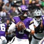 MINNEAPOLIS, MINNESOTA - 10 DE AGOSTO: JJ McCarthy # 9 do Minnesota Vikings tenta passar a bola no segundo quarto do jogo de pré-temporada contra o Las Vegas Raiders no US Bank Stadium em 10 de agosto de 2024 em Minneapolis, Minnesota.