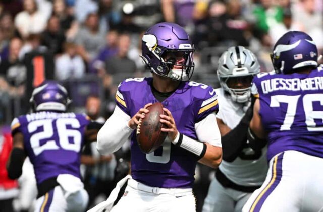 MINNEAPOLIS, MINNESOTA - 10 DE AGOSTO: JJ McCarthy # 9 do Minnesota Vikings tenta passar a bola no segundo quarto do jogo de pré-temporada contra o Las Vegas Raiders no US Bank Stadium em 10 de agosto de 2024 em Minneapolis, Minnesota. 