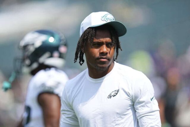 FILADÉLFIA, PENSILVÂNIA - 24 DE AGOSTO: Jahan Dotson # 87 do Philadelphia Eagles observa antes do jogo da pré-temporada contra o Minnesota Vikings no Lincoln Financial Field em 24 de agosto de 2024 na Filadélfia, Pensilvânia