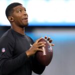 INGLEWOOD, CALIFÓRNIA - 20 DE AGOSTO: Jameis Winston nº 2 do New Orleans Saints se aquece antes do jogo de pré-temporada contra o Los Angeles Chargers no SoFi Stadium em 20 de agosto de 2023 em Inglewood, Califórnia.