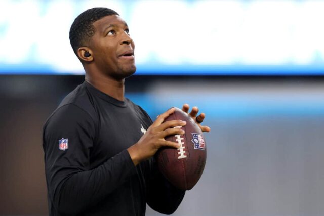 INGLEWOOD, CALIFÓRNIA - 20 DE AGOSTO: Jameis Winston nº 2 do New Orleans Saints se aquece antes do jogo de pré-temporada contra o Los Angeles Chargers no SoFi Stadium em 20 de agosto de 2023 em Inglewood, Califórnia.