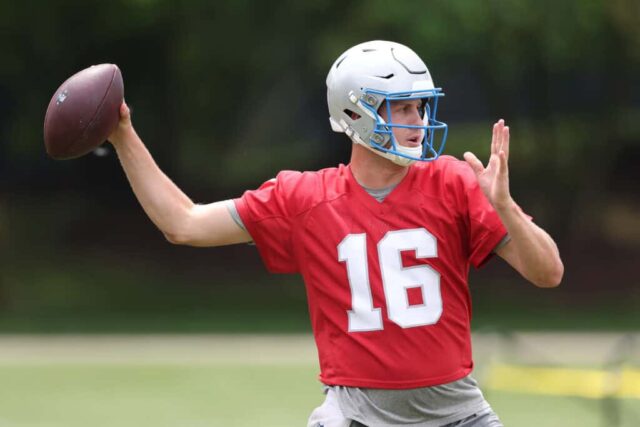 ALLEN PARK, MICHIGAN - 05 DE JUNHO: Jared Goff do Detroit Lions lança um passe durante o minicamp obrigatório na sede e centro de treinamento do Detroit Lions em 05 de junho de 2024 em Allen Park, Michigan.