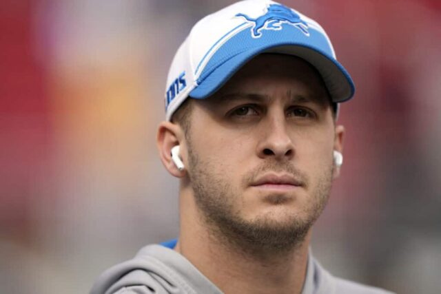 SANTA CLARA, CALIFÓRNIA - 28 DE JANEIRO: Jared Goff nº 16 do Detroit Lions observa antes de um jogo contra o San Francisco 49ers no NFC Championship Game no Levi's Stadium em 28 de janeiro de 2024 em Santa Clara, Califórnia. 