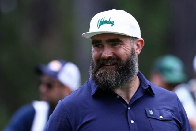 STATELINE, NEVADA - 13 DE JULHO: O ex-jogador de futebol americano da NFL Jason Kelce observa o buraco 18 no segundo dia do Campeonato American Century de 2024 no Edgewood Tahoe Golf Course em 13 de julho de 2024 em Stateline, Nevada. 