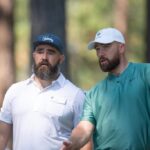 STATELINE, NEVADA - 12 DE JULHO: Travis Kelce e Jason Kelce durante o ACC Celebrity Golf Championship apresentado pela American Century Investments no Edgewood Tahoe Golf Course em 12 de julho de 2024 em Stateline, Nevada.