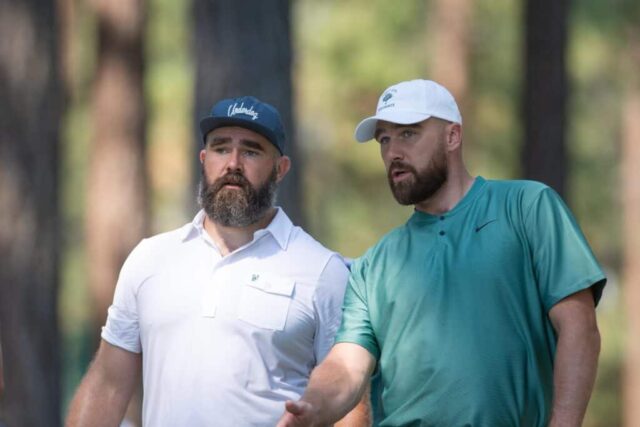 STATELINE, NEVADA - 12 DE JULHO: Travis Kelce e Jason Kelce durante o ACC Celebrity Golf Championship apresentado pela American Century Investments no Edgewood Tahoe Golf Course em 12 de julho de 2024 em Stateline, Nevada. 