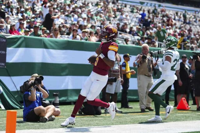 EAST RUTHERFORD, NOVA JERSEY - 10 DE AGOSTO: Jayden Daniels nº 5 do Washington Commanders corre para um touchdown contra o New York Jets na primeira metade do jogo de pré-temporada contra o MetLife Stadium em 10 de agosto de 2024 em East Rutherford, Nova Jersey