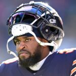 Jaylon Johnson, nº 33 do Chicago Bears, assiste antes do jogo contra o Green Bay Packers no Soldier Field em 4 de dezembro de 2022 em Chicago, Illinois.