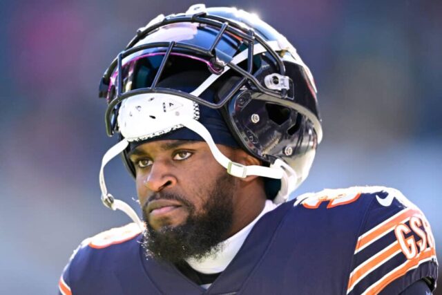 Jaylon Johnson, nº 33 do Chicago Bears, assiste antes do jogo contra o Green Bay Packers no Soldier Field em 4 de dezembro de 2022 em Chicago, Illinois.