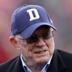 LANDOVER, MARYLAND - 07 DE JANEIRO: O proprietário do Dallas Cowboys, Jerry Jones, entra em campo antes do jogo contra o Washington Commanders no FedExField em 07 de janeiro de 2024 em Landover, Maryland.