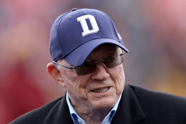 LANDOVER, MARYLAND - 07 DE JANEIRO: O proprietário do Dallas Cowboys, Jerry Jones, entra em campo antes do jogo contra o Washington Commanders no FedExField em 07 de janeiro de 2024 em Landover, Maryland.