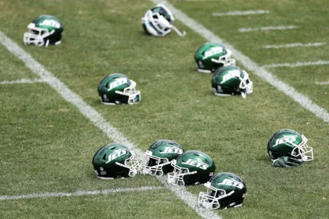 FLORHAM PARK, NOVA JERSEY - 11 DE JUNHO: Os capacetes do New York Jets são exibidos durante o Minicamp obrigatório do New York Jets no Atlantic Health Jets Training Center em 11 de junho de 2024 em Florham Park, Nova Jersey.